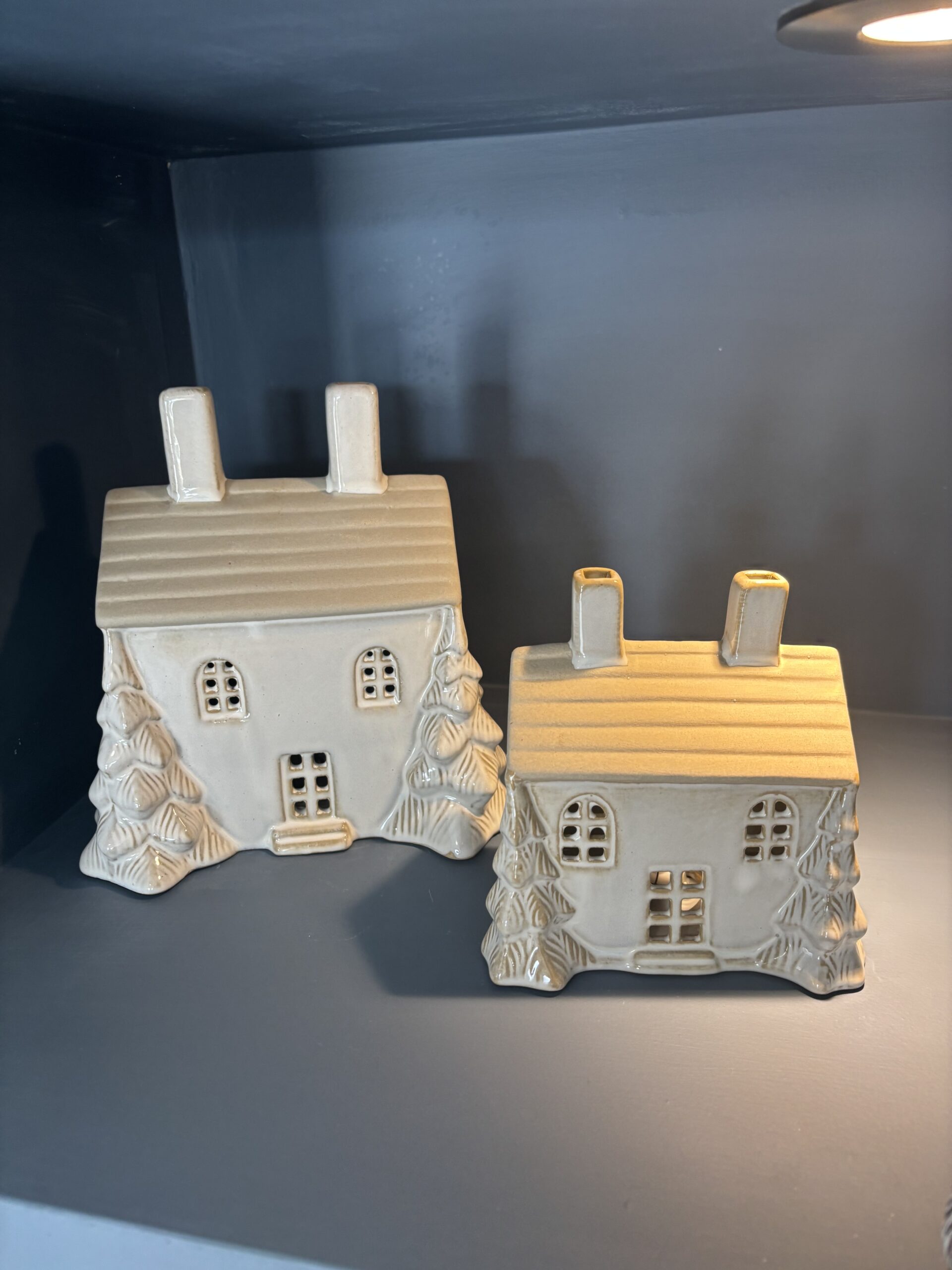 LED HOUSE WITH GOLD DETAILED TREE