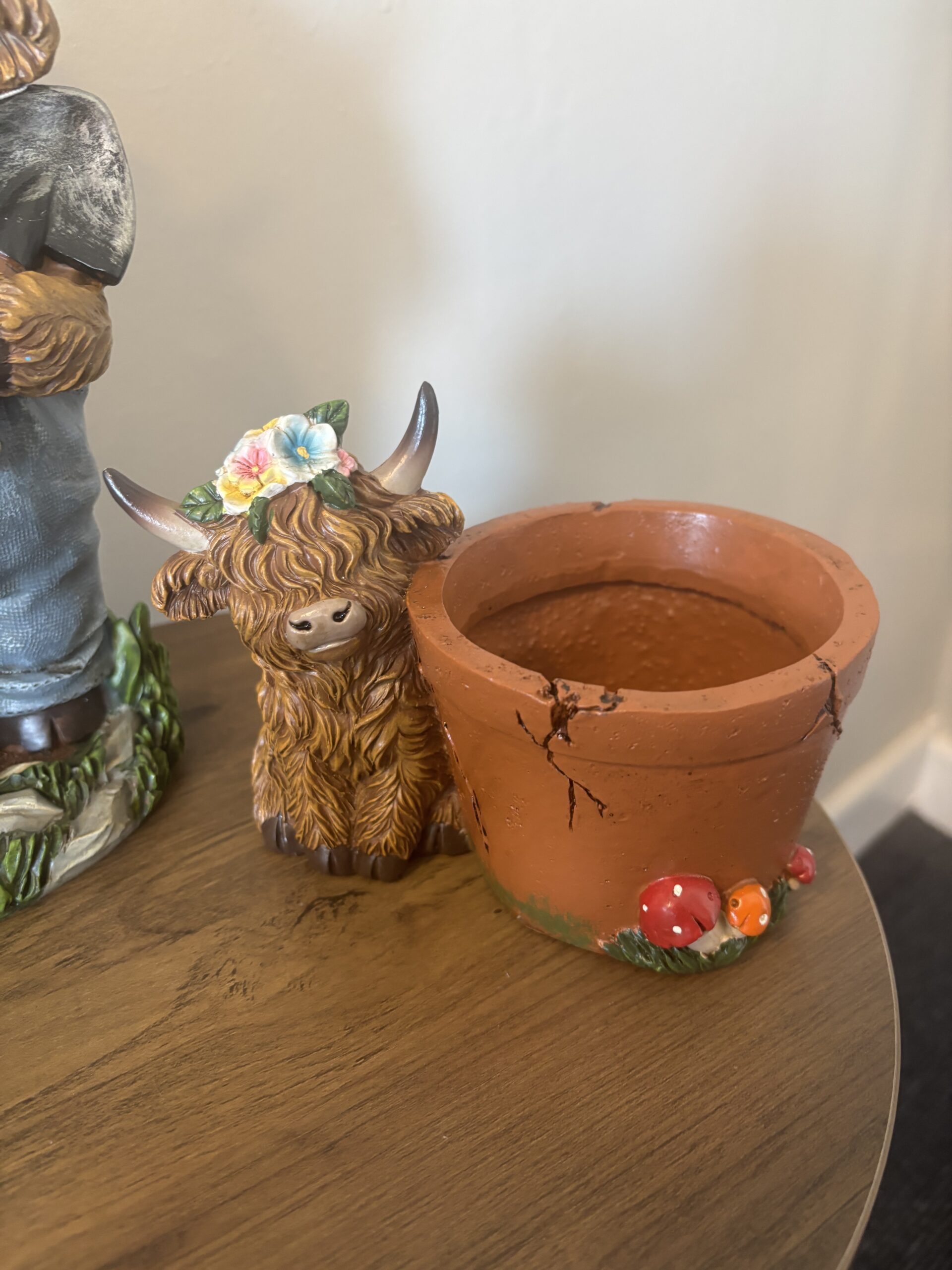 HIGHLAN COW PLANT POT WITH MUSHROOMS