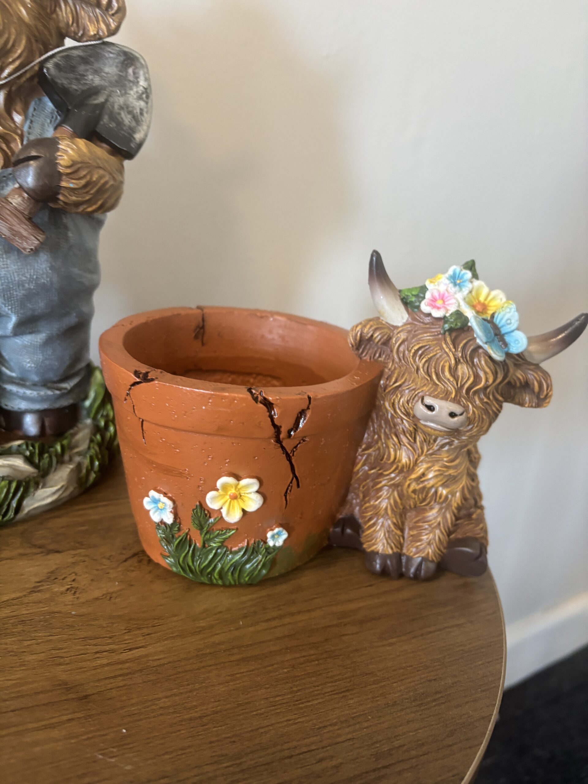 HIGHLAND COW PLANT POT WITH FLOWERS