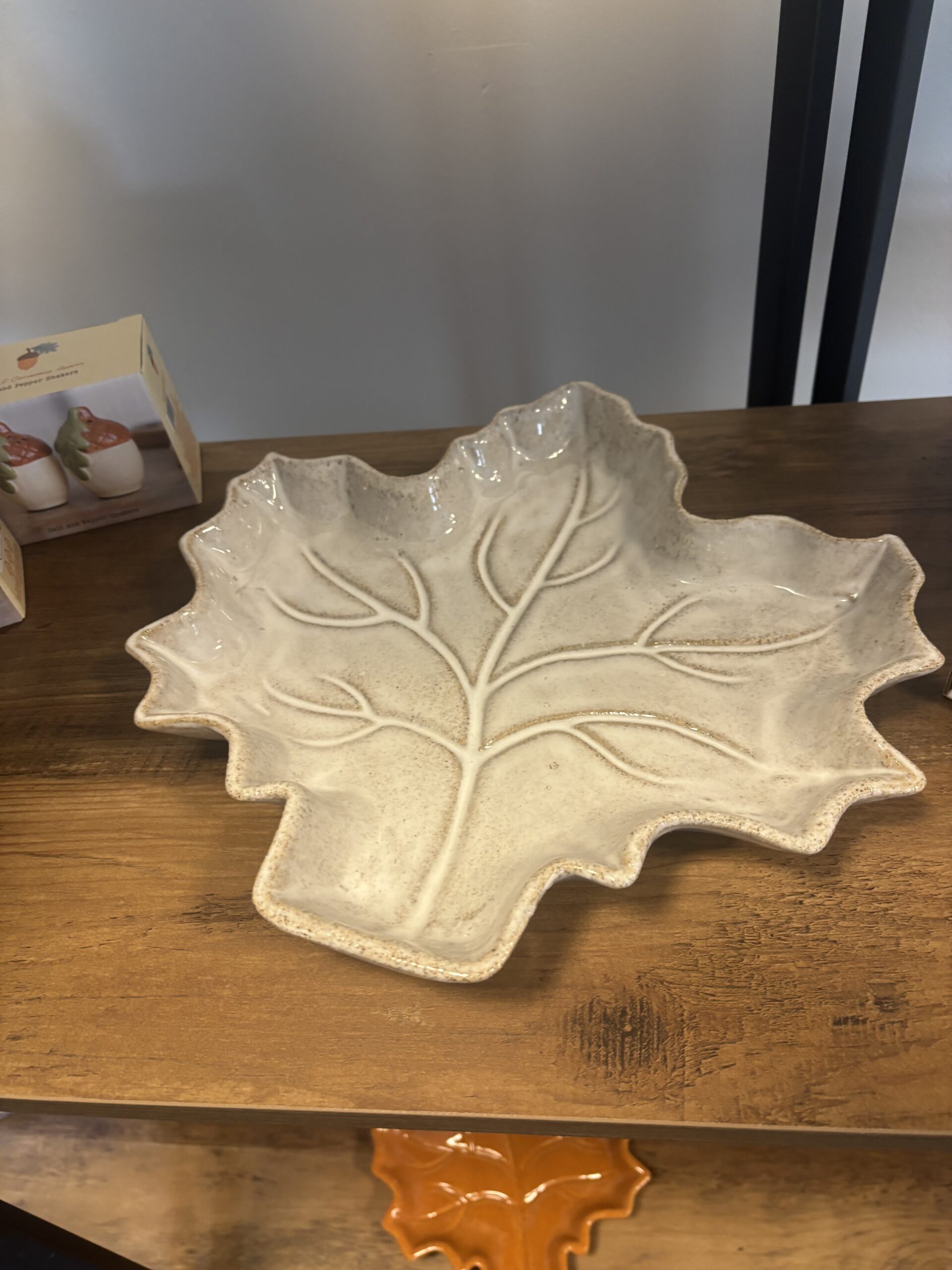cream leaf plate