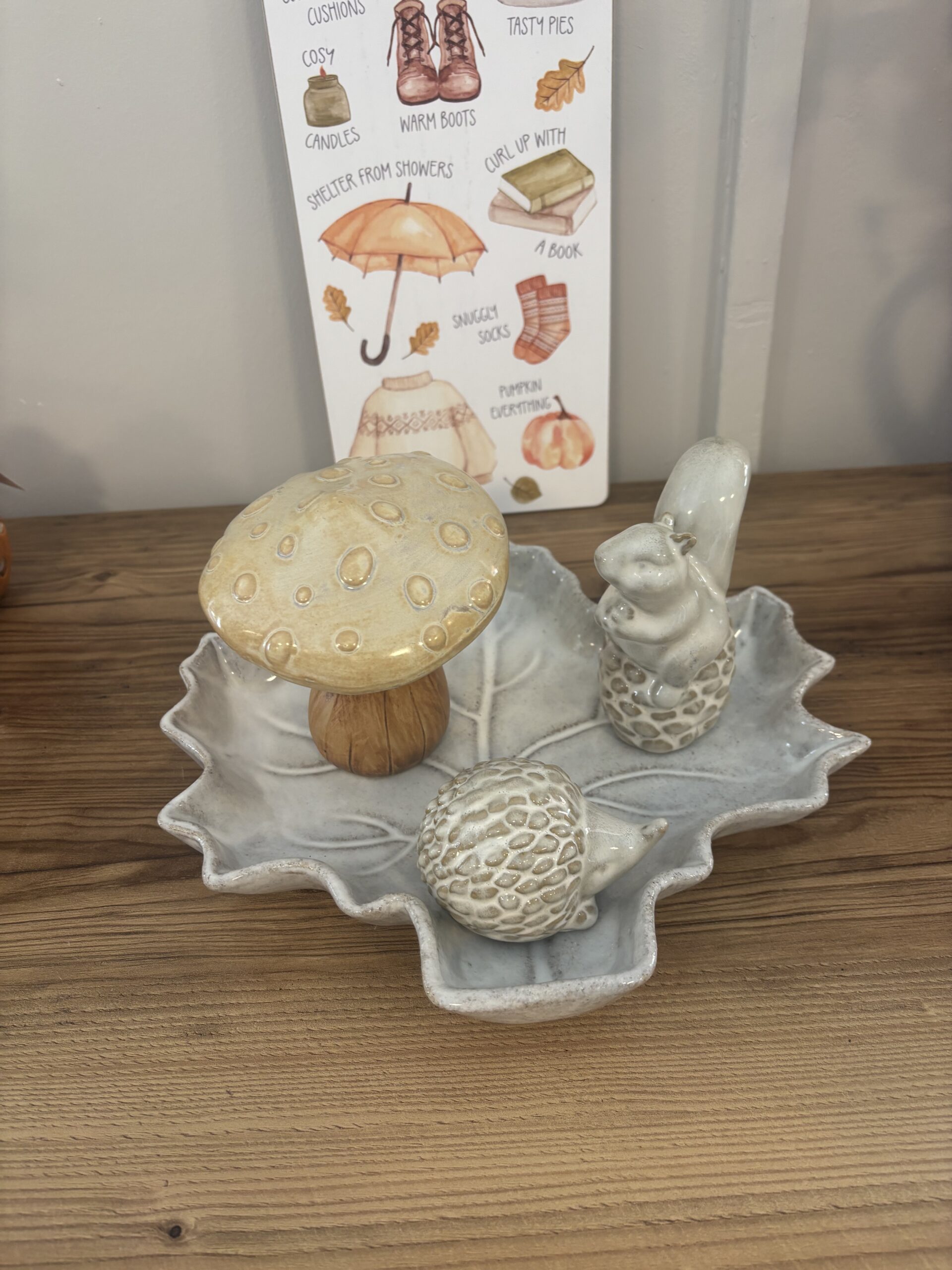 cream leaf plate x 2